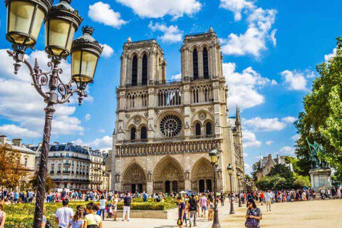Nhà thờ Đức Bà Paris – Kiệt tác trường tồn cùng thời gian tại Pháp