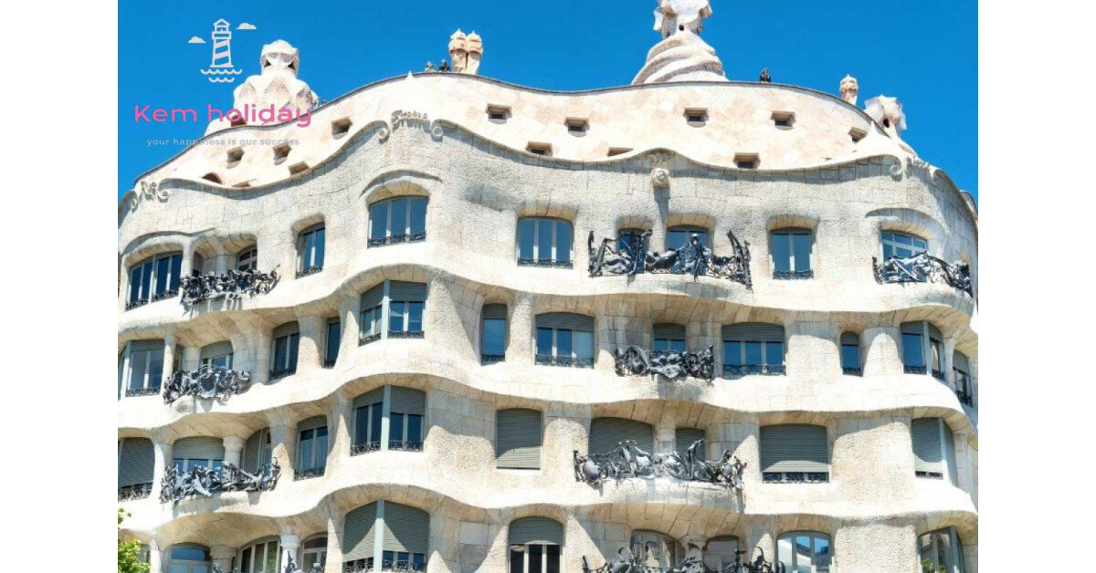 Khám phá tòa nhà Casa Mila độc lạ hơn 100 tuổi tại thành phố Barcelona