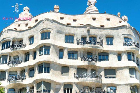Khám phá tòa nhà Casa Mila độc lạ hơn 100 tuổi tại thành phố Barcelona